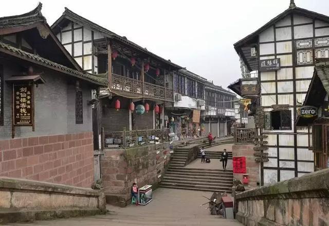 香港马拉松今举行，周润发完成半马，霍启刚、郭晶晶参与“领袖杯”赛事